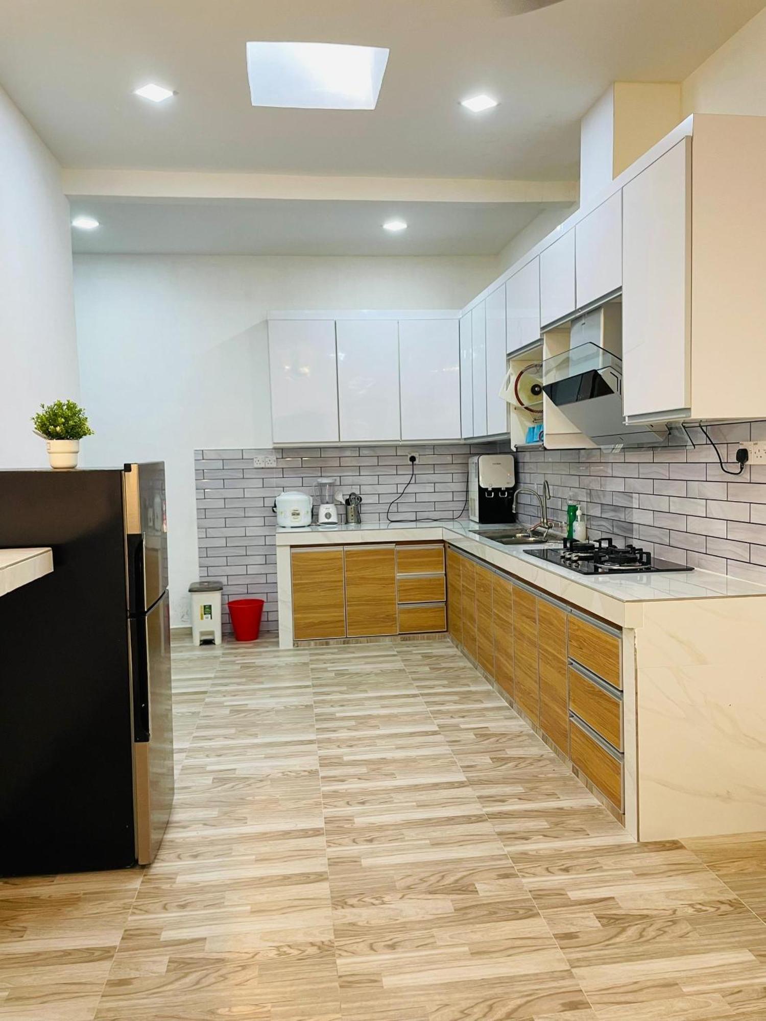 Nazirin Homestay No 27 Tmn Desa Manjung Lumut Exterior photo